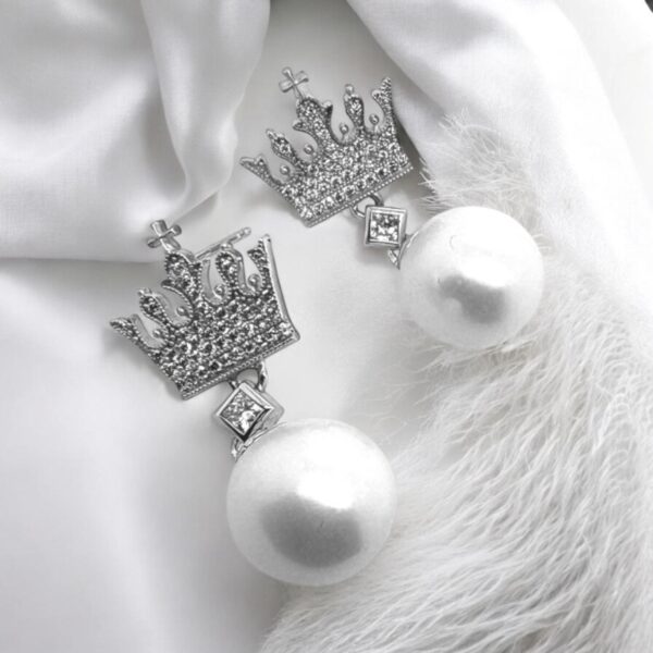 White Gold Flat Crown Earrings - Image 4